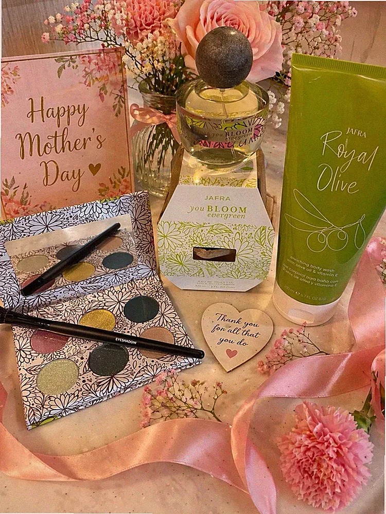 JAFRA’s You Bloom Evergreen Fragrance, Eyeshadow Palette w/brush & Body Wash